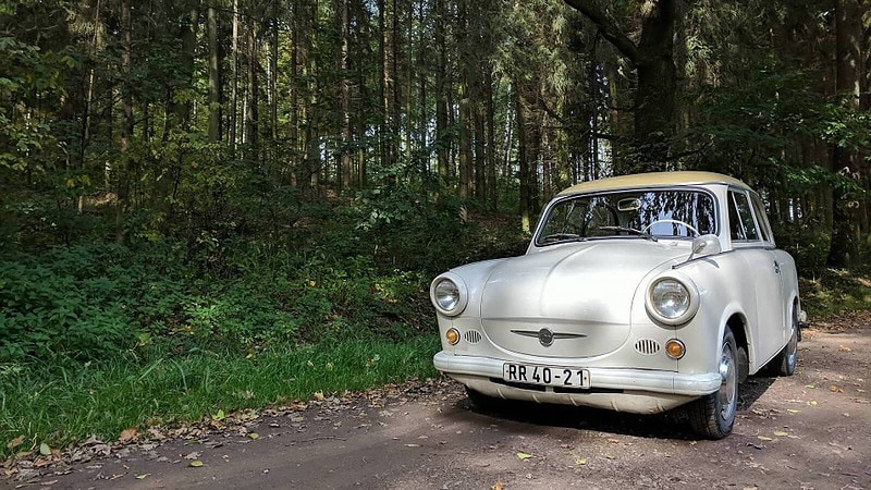 Weißer Trabant im Wald