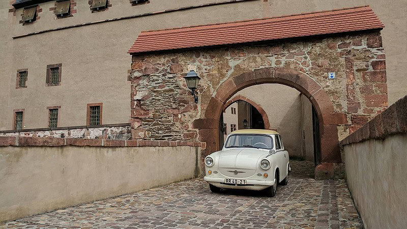 Trabant P60 in Chemnitz - Trabant steht vor einem Tor