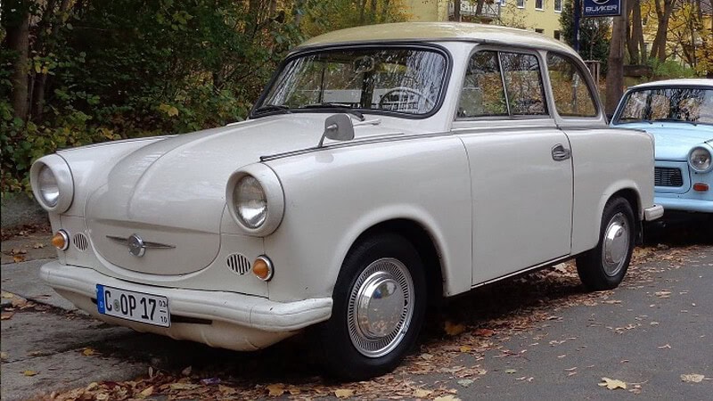 Trabant P60 in Chemnitz - Cremfarbender Trabi steht an einem Wald