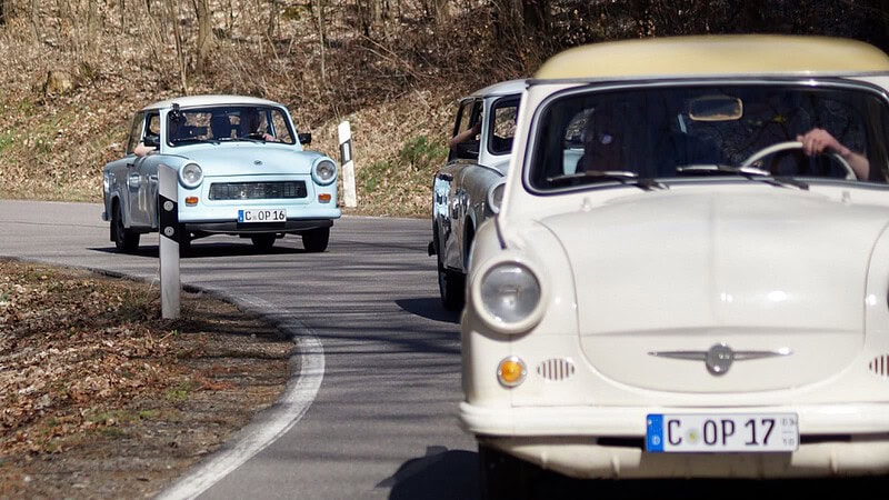 Trabant P60 in Chemnitz auf der Landstraße mit weiteren blauen Trabis