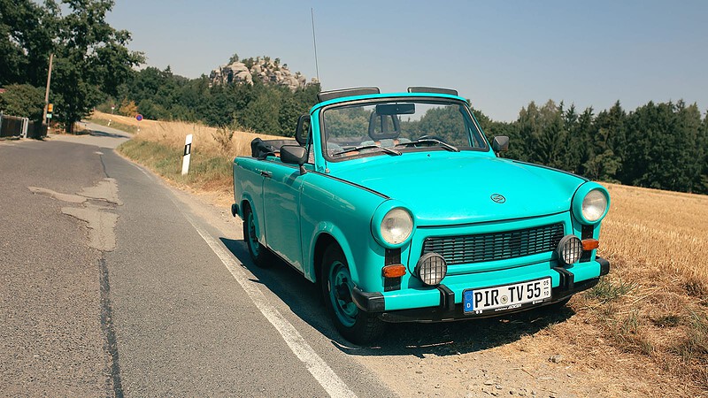 Trabi Cabrio am Straßenrand bei Tour in der Sächsischen Schweiz