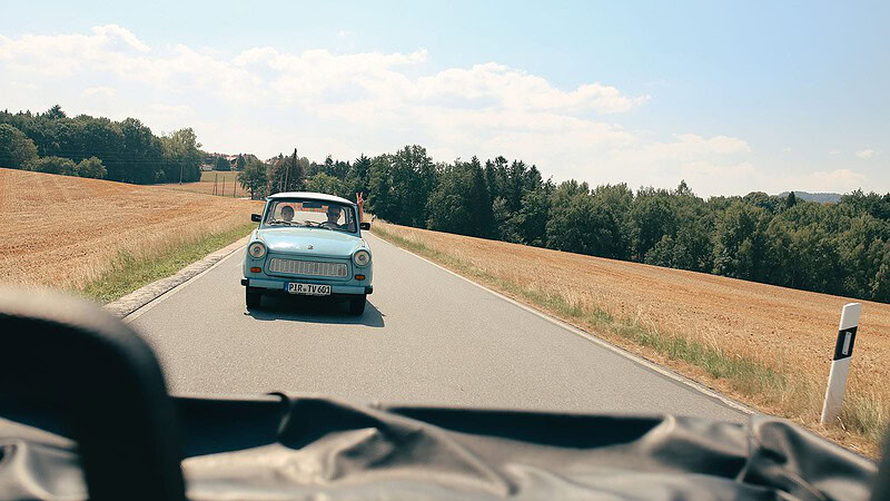 Trabant auf einer Straße in der sächsischen Schweiz - Trabant ist blau