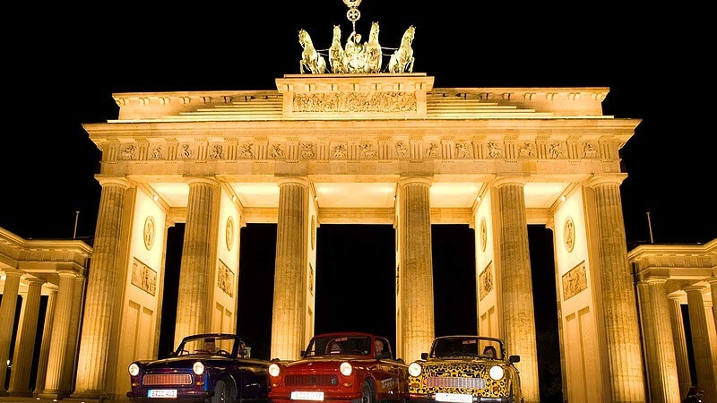 Trabis vorm Brandenburger Tor bei der Stadtrundfahrt Trabi Safari in Berlin