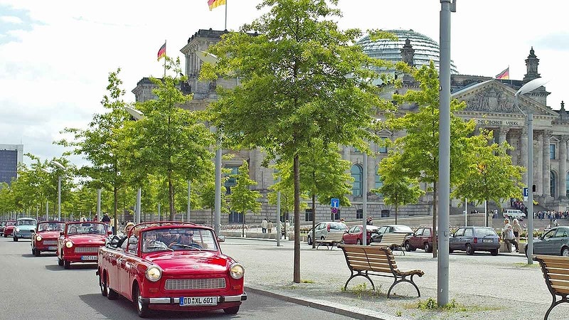 Trabis am Bundestag bei der Stadtrundfahrt Trabi Safari in Berlin