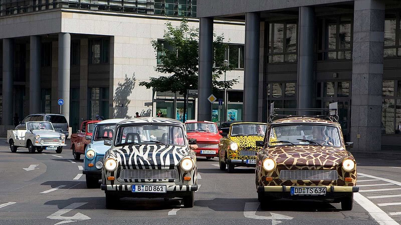 Trabis fahren im Konvoi bei der Stadtrundfahrt Trabi Safari in Berlin