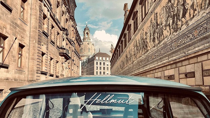 Ein blauer Trabant am Fürstenzug in Dresden