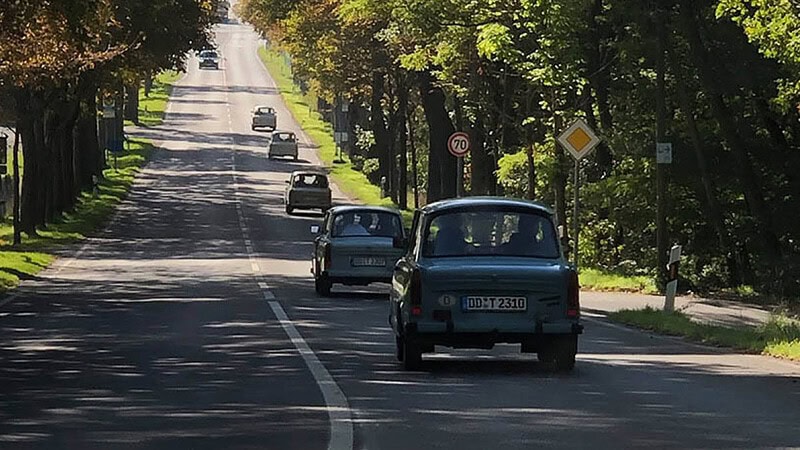 Mehrere Trabant in einer Kolonne in Dresden