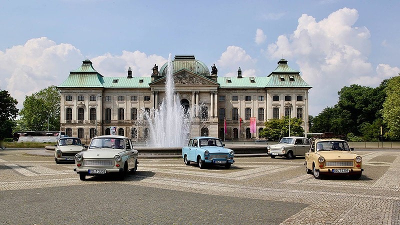 Trabant 601 vor einem Springbrunnen in Dresden