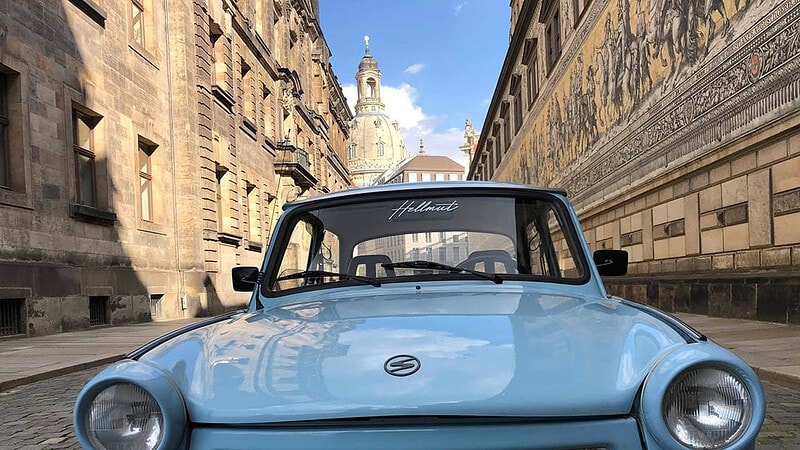 Ansicht eines blauen Trabant 601 in Dresden am Fürstenzug