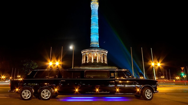 schwarzer Trabant stehend vor der Siegessäule in Berlin