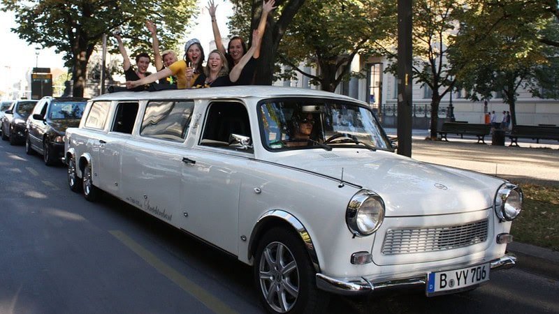 Trabi XXL in weiß mit JGA in Berlin