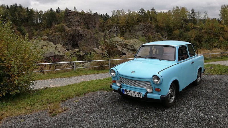 Blauer Trabant 601 im Erzgebirge