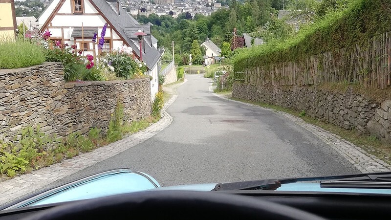 Blick vom Fahrer nach draußen in einem Trabant