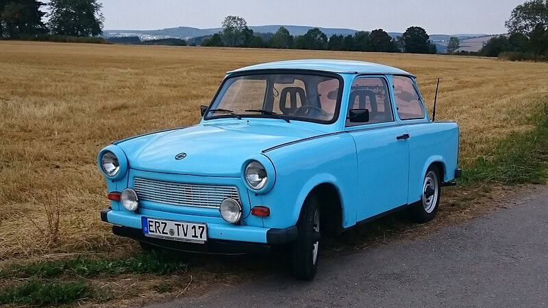 Trabant 601 steht auf dem Feld