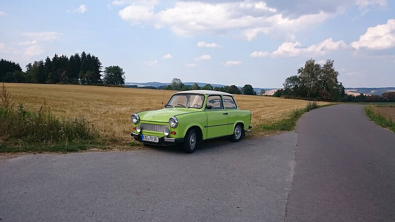 Grüner Trabant 601 steht am Feld auf der Straße