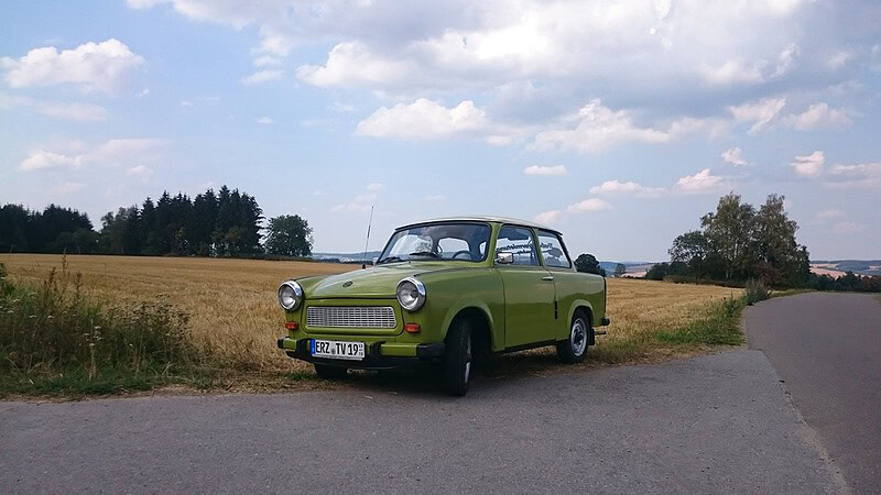 Dunkelgründer Trabant 601 steht am Feld im Erzgebirge