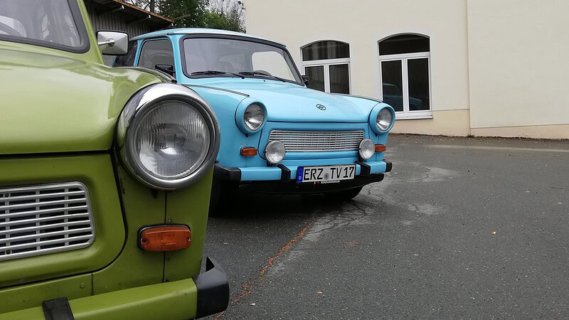 Blauer und grüner Trabant stehen nebeneinander