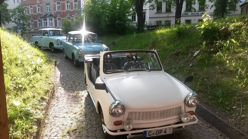 3 Trabants stehen auf der Straße