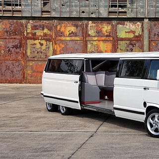 Seitensicht mit Tür offen VW T3 Limousine in Berlin