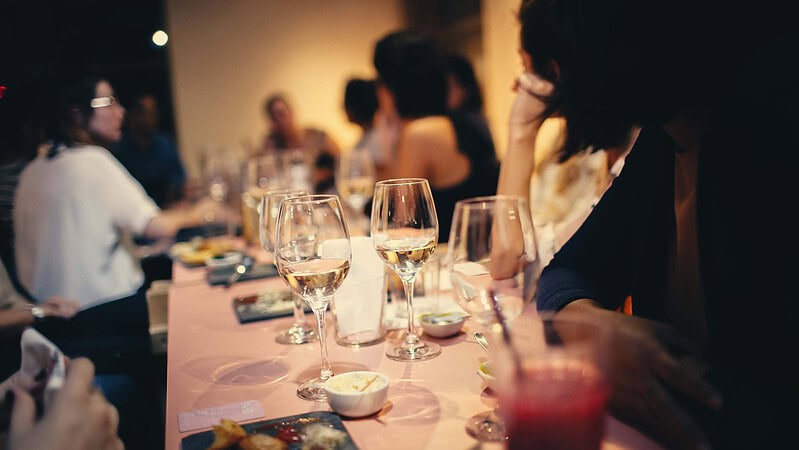 Weinseminar-Teilnehmer genießen verschiedene Weinsorten am Tisch