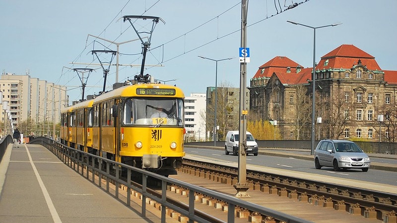 Tatra Straßenbahn in Dresden auf der Brücke