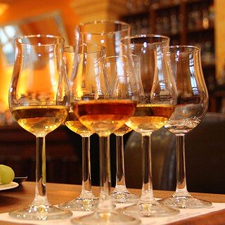 Gläser mit verschiedenen Sorten Whisky zum Tasting in Flöha