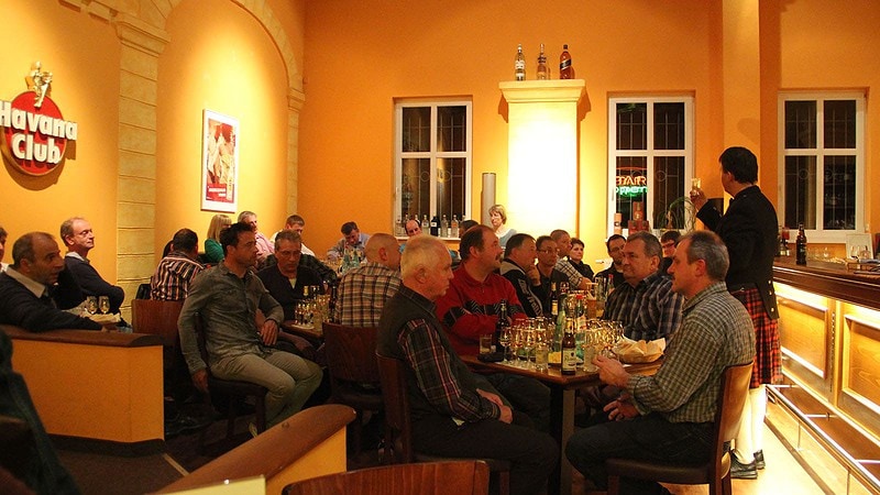 Viele Menschen sitzen an Tischen zur Verkostung beim Whisky Tasting in Flöha