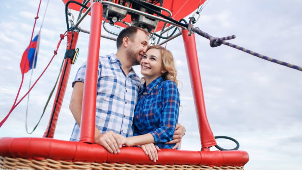 Zufriedenes Paar bereitet sich auf die Ballonfahrt vor