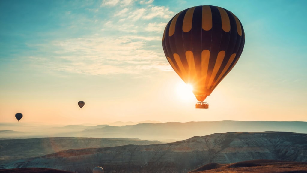 Aufnahme eines Ballons in der Luft während der Morgenfahrt, 3 andere Ballons im Hintergrund