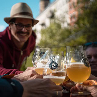 Bootsfahrt mit Bier in Leipzig - alle Stoßen an