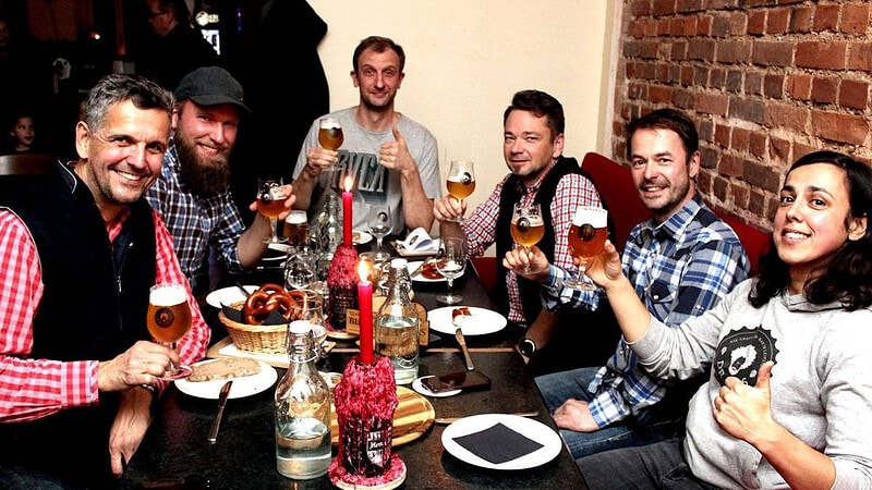 Gruppe von Menschen sitzt an einem Tisch und sind beim Biertasting in Leipzig