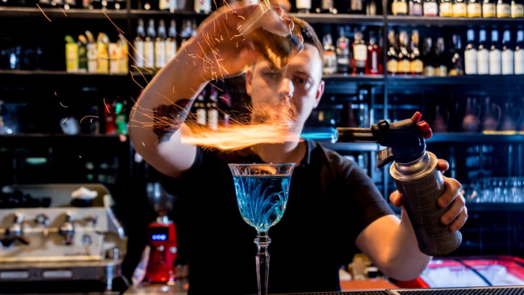 Professioneller Barkeeper macht Drinks