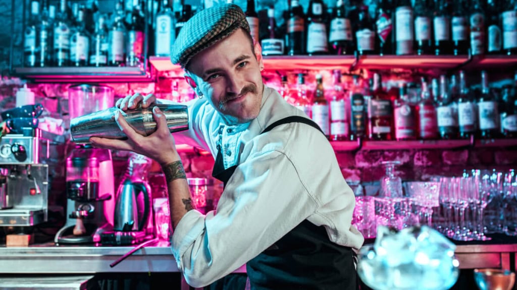 Professioneller Barkeeper macht Drinks