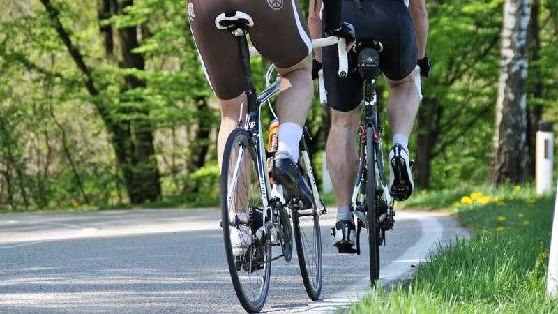 zwei Fahrradfahrer auf dem Asphalt