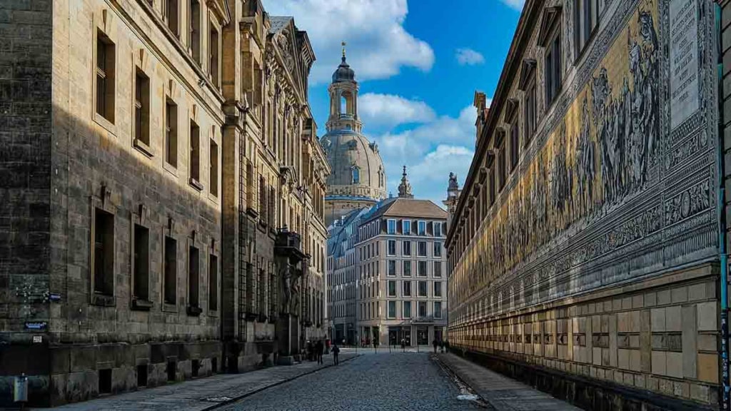 Ansicht des Dresdner Fürstenzugs mit Blick zur Frauenkirche in Dresden - Bei der Kutschfahrt in Dresden