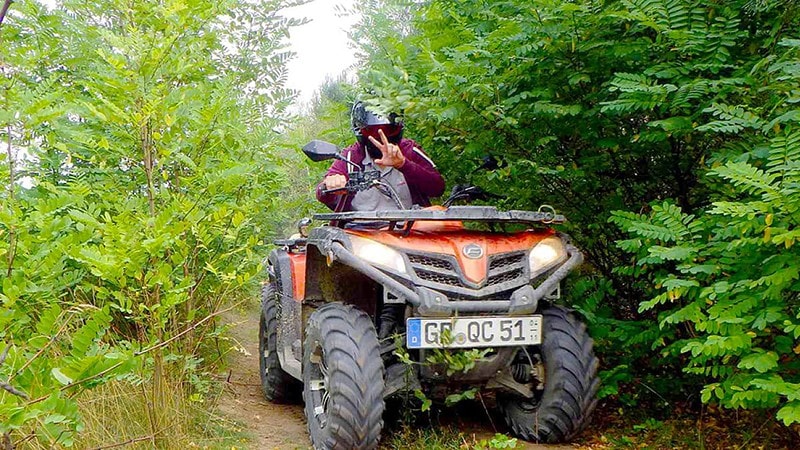 quad fährt durch die Natur in der Oberlausitz