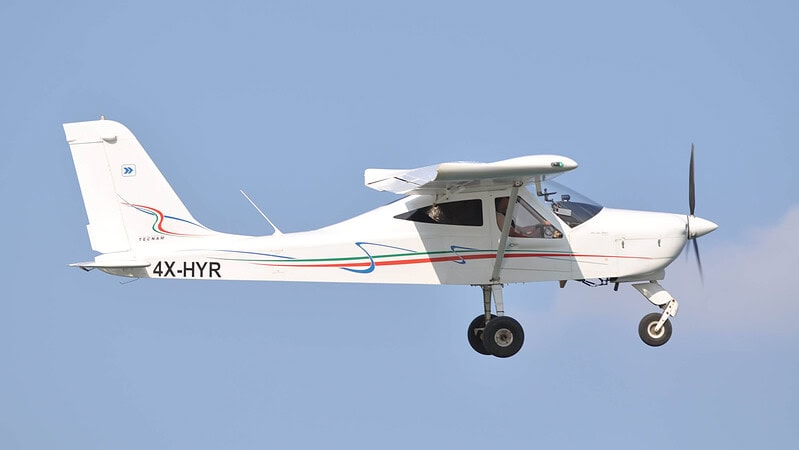 Flugzeug im Flug gegen den Himmel