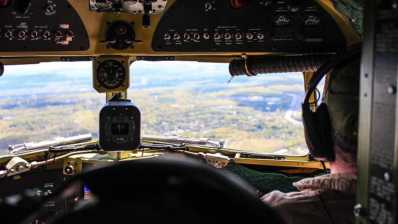 Blick auf die Felder aus dem Cockpit eines Kleinflugzeugs