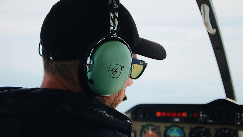 Ein Mann lernt, wie man ein Flugzeug fliegt