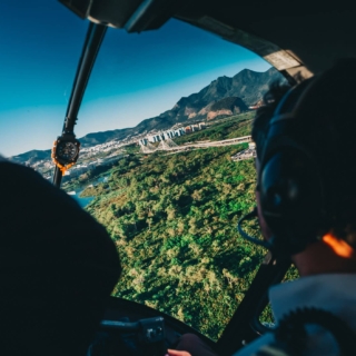 Blick auf Wälder aus dem Cockpit eines Kleinflugzeugs