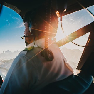 Pilot am Steuer eines Flugzeugs bei Sonnenschein