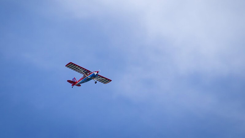 Kleinflugzeug am Himmel