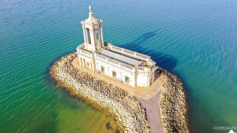 Ein Schloss auf dem Wasser aus Vogelperspektive