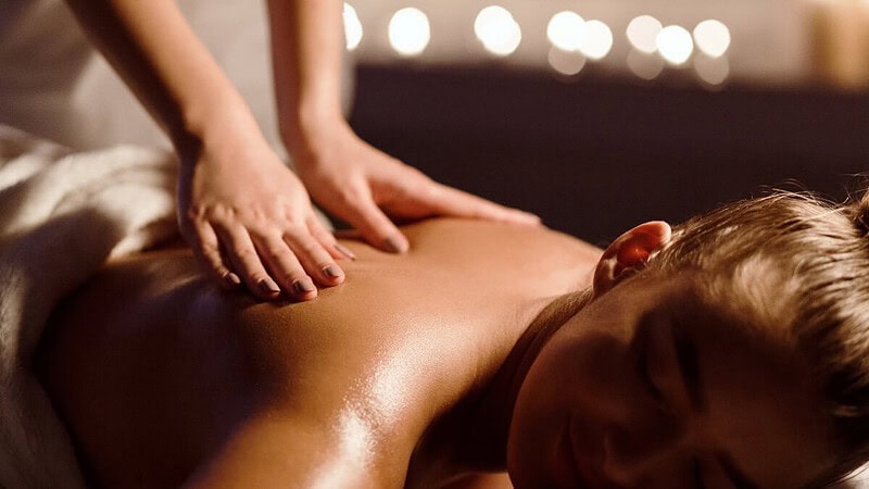 Eine Frau genießt eine Goodnight Massage in einem Spa