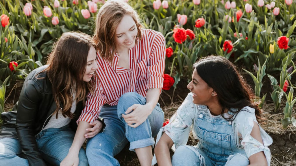 3 Frauen bei einem Fotoshooting in Tulpen