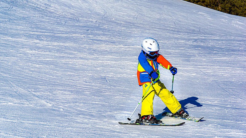 Ein Kind lernt Skifahren