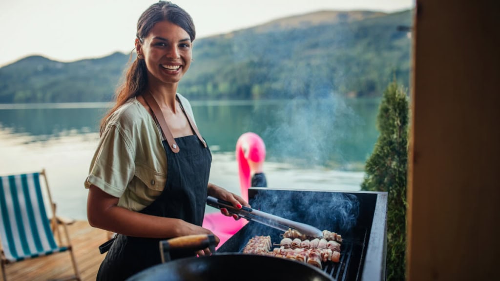 Frau nimmt an einem Grillkurs für Frauen teil