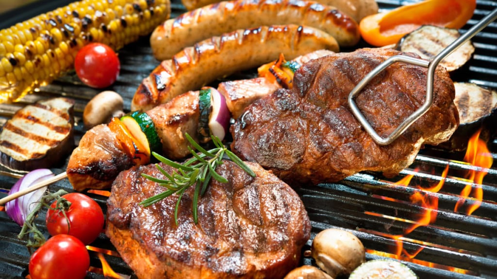 Fleisch und Gemüse auf einem Grill