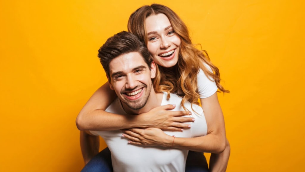 Das Paar posiert gemeinsam für ein Fotoshooting im Studio