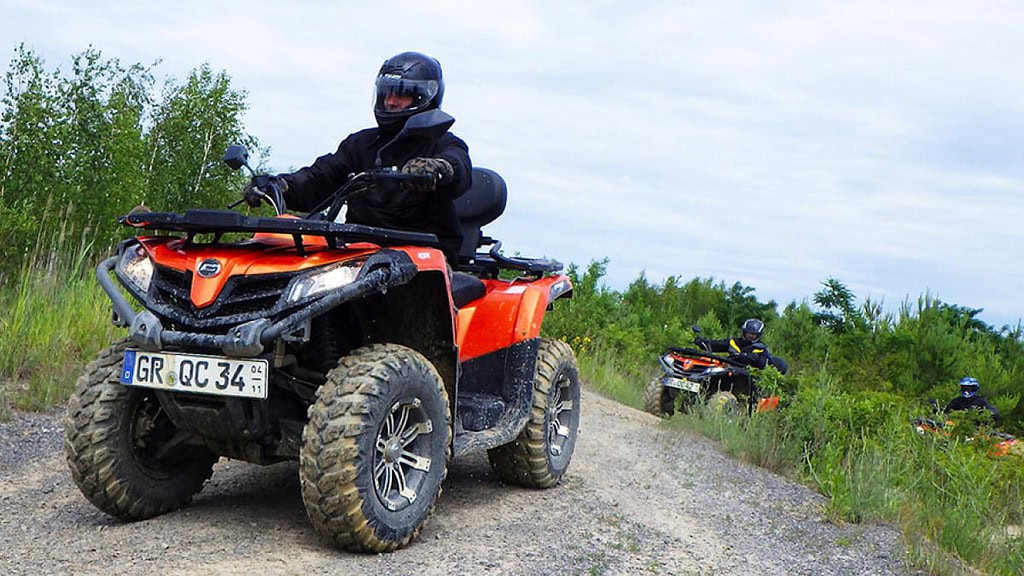 Quad touren oberlausitz - Mensch auf rotem Quad